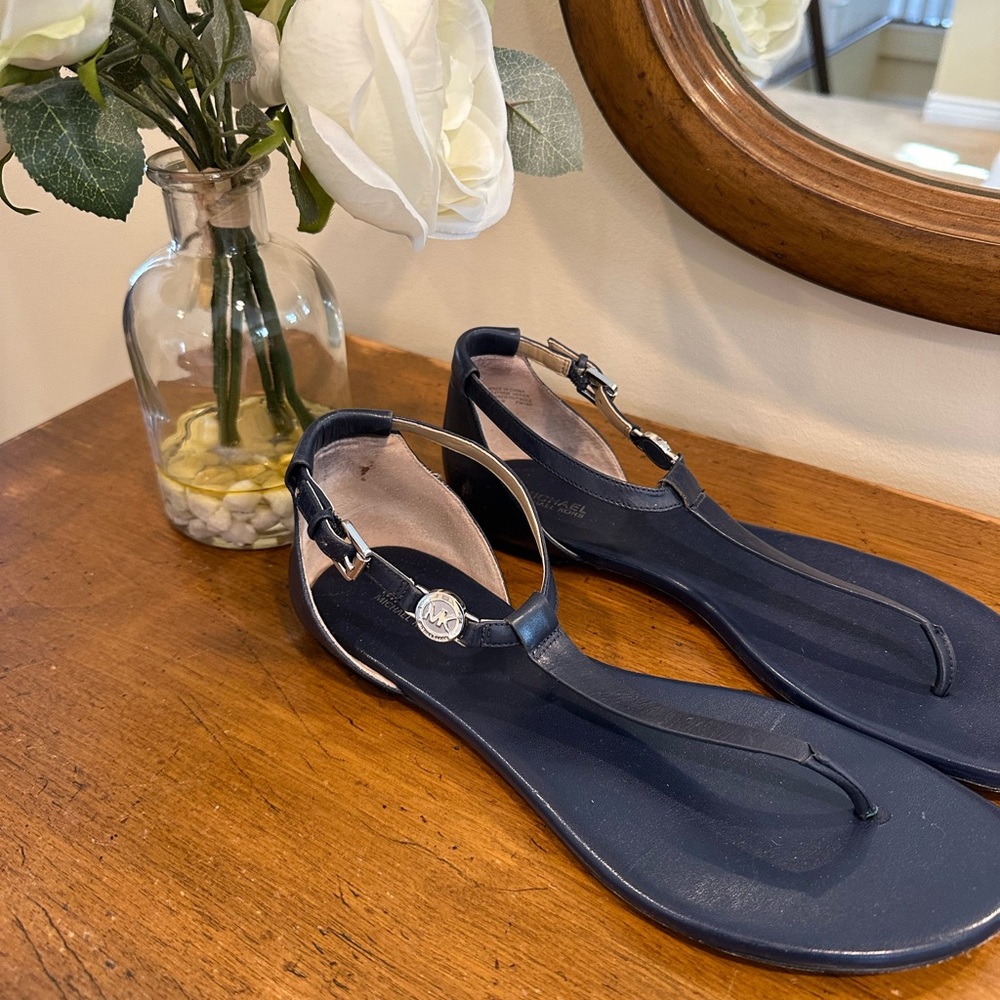 Navy blue sandals compliments any outf